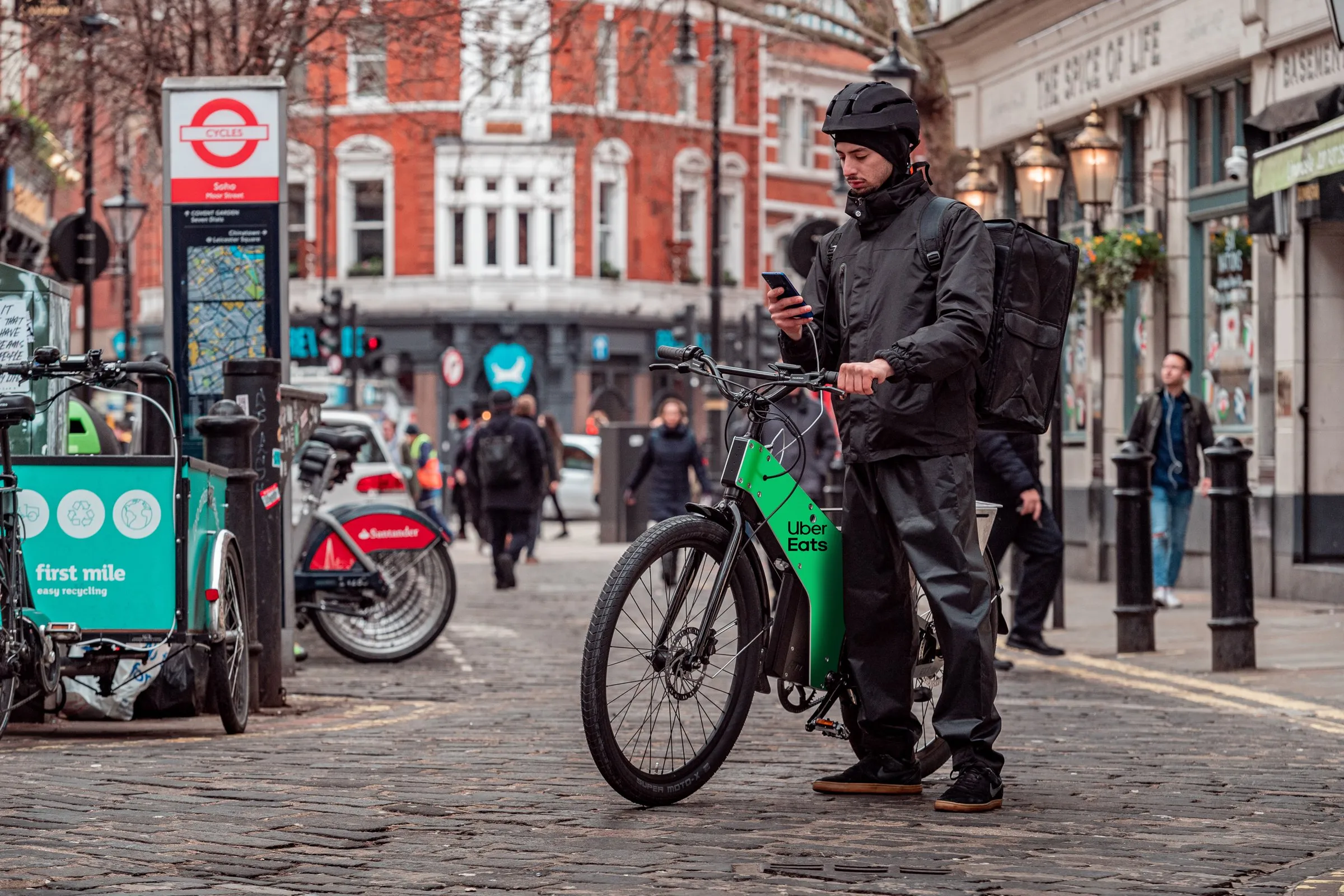 Courier checking the app on an ETT Trayser 2.0 with a green AdRider panel