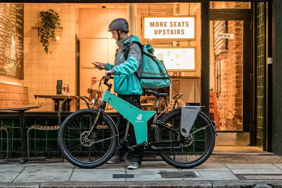 Deliveroo rider with an ETT Trayser 2.0