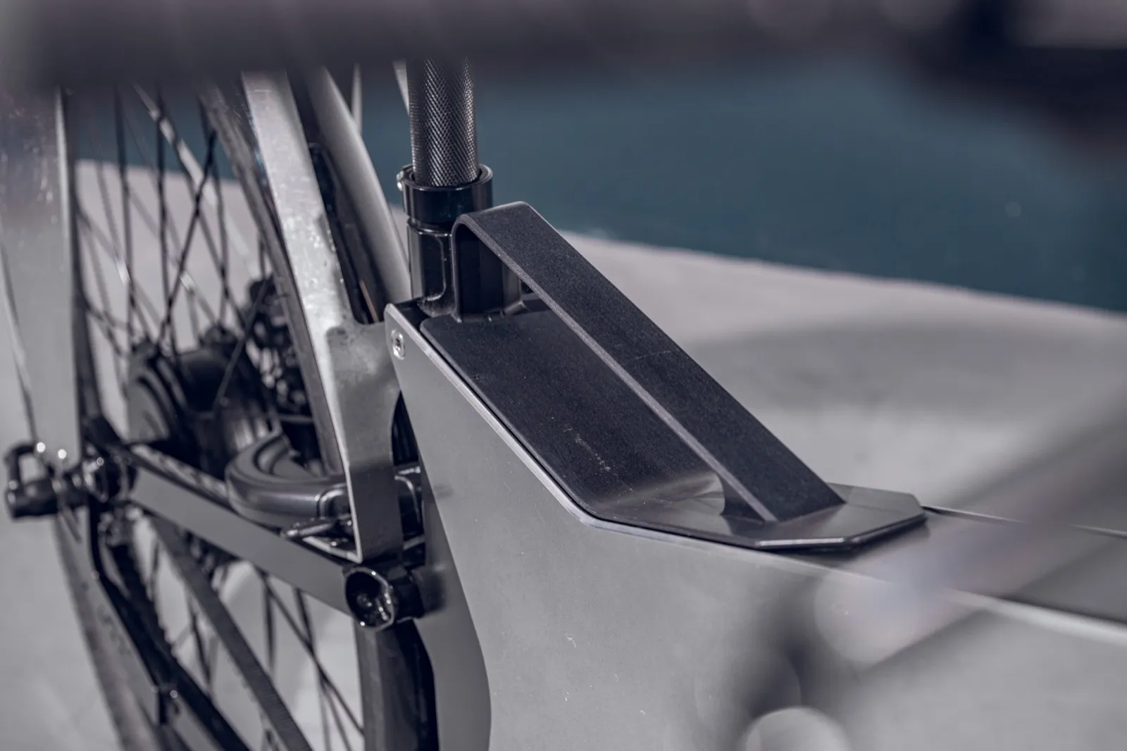 ETT Trayser 2.0 showing the removable battery in the frame