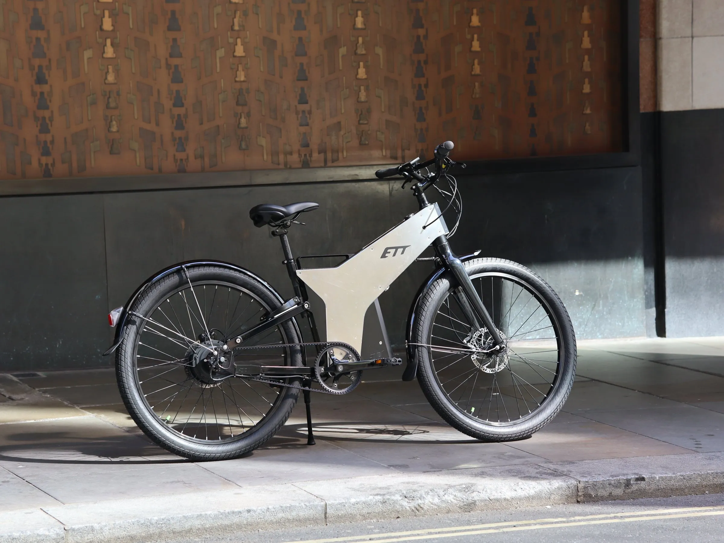 ETT Trayser 2.0 delivery e-bike under a London railway arch